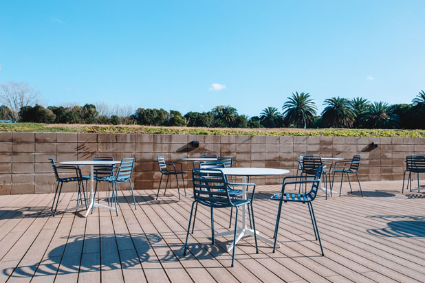 STREET chairs and LOTTUS AL tables at the University of Montevideo's School of Engineering terrace, Uruguay. Photo by Ferrescanepa, courtesy of Enea.