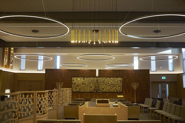 Luminarias de LedsC4 en una sinagoga en Londres (Reino Unido). Foto cortesía de LedsC4.