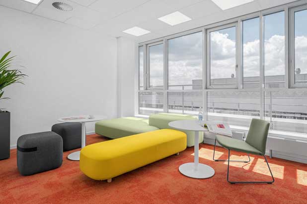 SEASON pouf, COMMON bench and STAN table at the Huawei office in Düsseldorf (Germany). Photo by ApoProjekt GMBH, courtesy of de Viccarbe.
