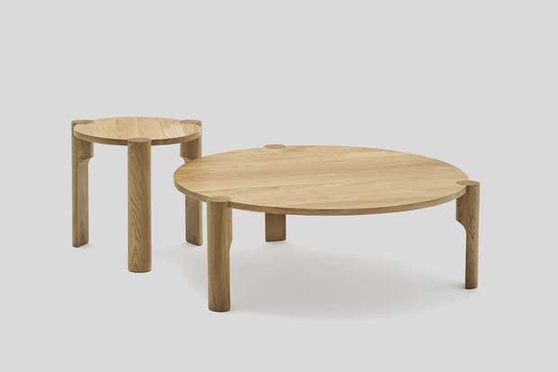 Asiento y mesa DOMUS diseñadas por Isaac Piñeiro Studio para Omelette Editions. Foto cortesía de Isaac Piñeiro