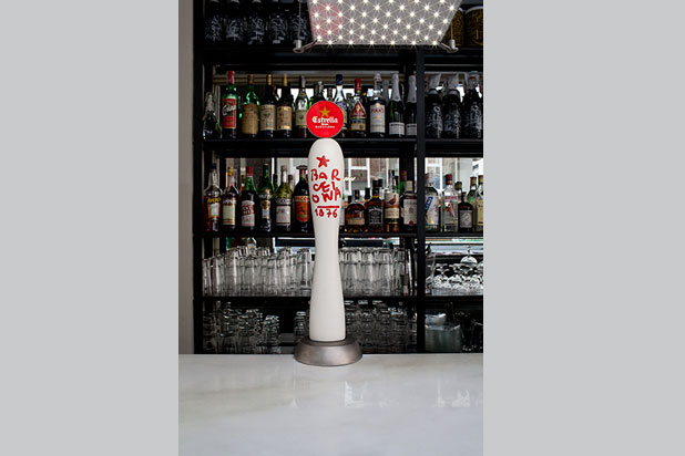 Estrella Damm beer tap, 2012. Photo by Inga Knölke/Imagekontainer