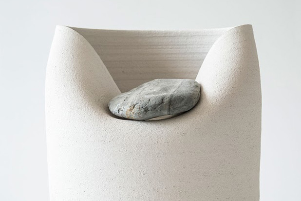 JARRON PIEDRA, a clay vase deformed by the weight of a stone
