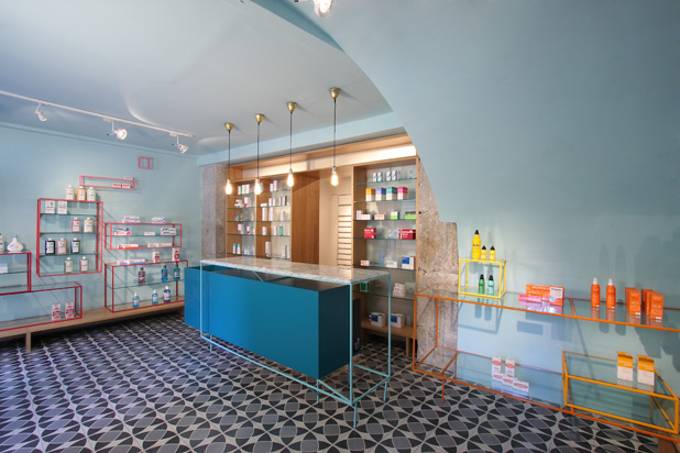 Interiorismo de la farmacia de los Austrias en el centro de Madrid