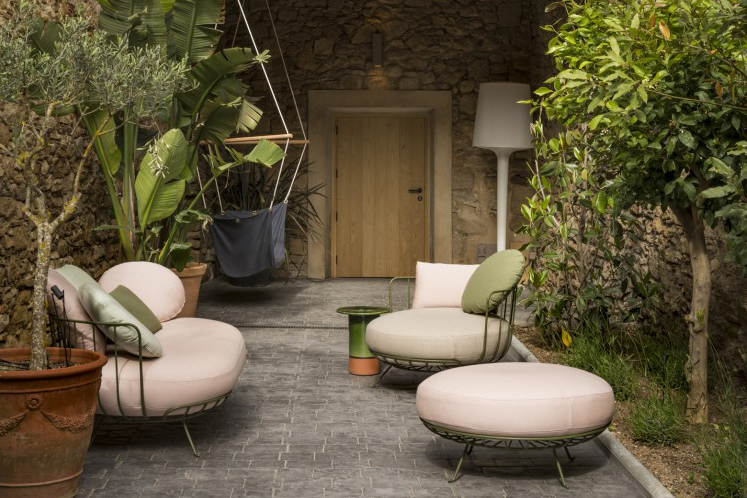 LOU seating collection by Inma Bermúdez Studio for Calma 2019. Photo by ©The eleven house. Courtesy of Calma Outdoor.