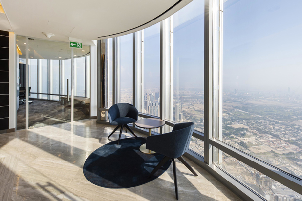 Sillas BRANDY y mesas DUAL de Lievore Altherr Molina para Andreu World en las oficinas BRS Investments en el rascacielos Burj Khalifa de Dubai. Foto cortesía de Andreu World.