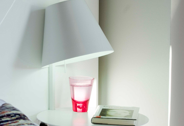 Lámpara de mesa ALUX en ambiente,  diseñada por Christian Vivanco