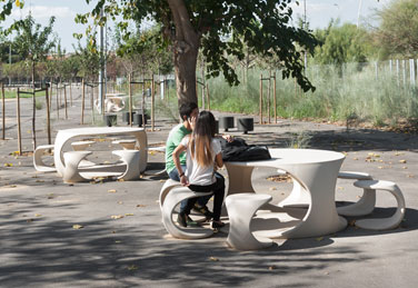 Taburete y mesa ODOS diseñados por SCOB arquitectes