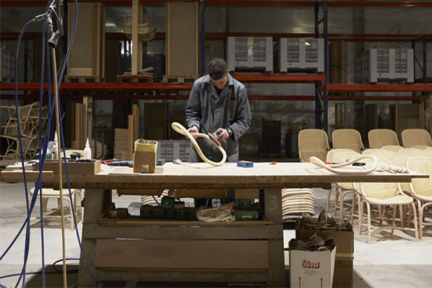 Craftsman working at the Expormim workshop. Photo by ©Mariluz Vidal, courtesy of Expormim.
