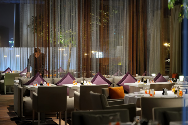 Restaurante Roberto's (DIFC, Dubai) por Draw Link Group