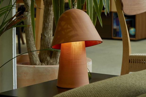 Lámpara de mesa OKINA diseñada por Martín Azua para Pott Project. Foto cortesía de Pott Project.