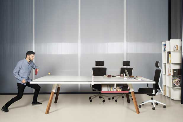 Mesa de ping-pong You and Me, diseñada por Antoni Pallejà Office para RS Barcelona en su versión como mesa de trabajo. Foto cortesía de RS Barcelona.