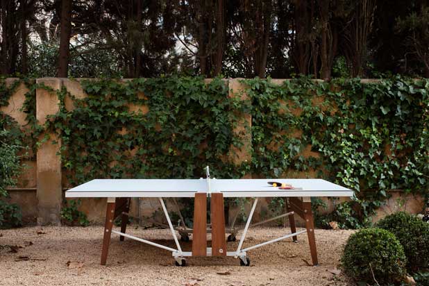 Mesa de ping-pong plegable RS Folding, diseñada por Rafael Rodríguez. Foto cortesía de RS Barcelona.