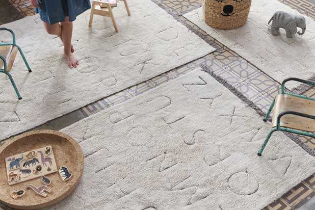 Моющиеся переработанные ковры RugCycled® от Lorena Canals. Фото предоставлено Lorena Canals.