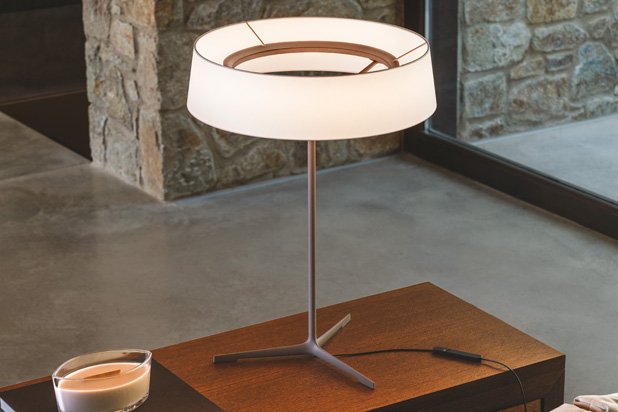 Lámpara de mesa DAMA diseñada por Ludovica+Roberto Palomba para Vibia. Foto cortesía de Vibia.