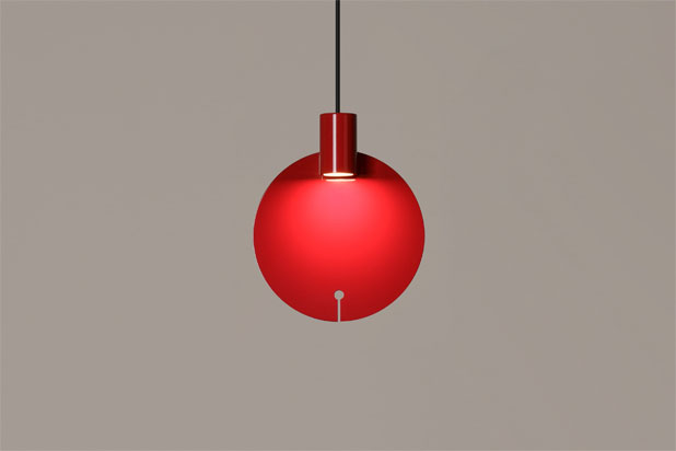 Lámpara de suspensión BIJOU diseñada por Antoni Arola para Santa&Cole. Foto cortesía de Santa&Cole.