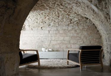 General view of the cave, made of stone with Malena armchairs and Atlas units of Stua 