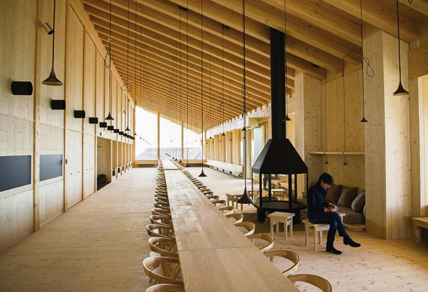 BD Barcelona Design’s B chair by Konstantin Grcic graces the restaurant Gipfel Chäserrugg