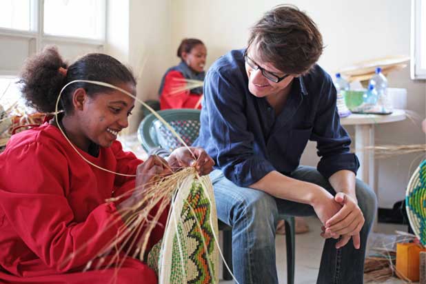 Álvaro Catalán de Ocón with Abissinian craftswomen (Ethiopia) making Pet Lamp Abyssinia. Photo courtesy of Álvaro Catalán de Ocón.
