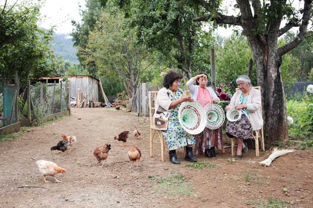 Mapuches craftswomen (Chile) making Pet Lamp Mapuche. Photo courtesy of Álvaro Catalán de Ocón.