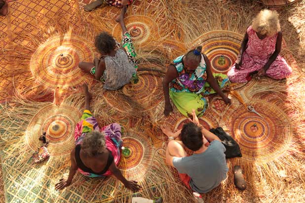 Álvaro Catalán de Ocón with Australian aboriginal crafswomen making Pet Lamp Ramingining. Photo courtesy of Álvaro Catalán de Ocón.