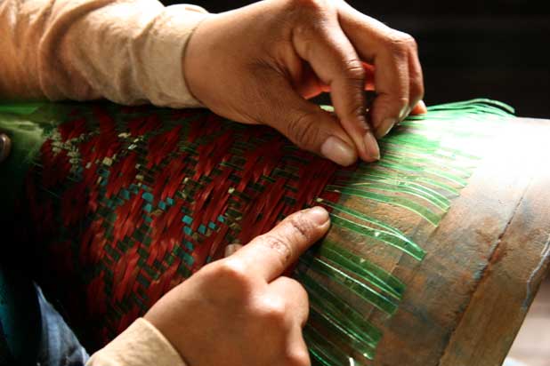 Eperara craftswoman (Colombia) making Pet Lamp Eperara. Photo courtesy of Álvaro Catalán de Ocón.