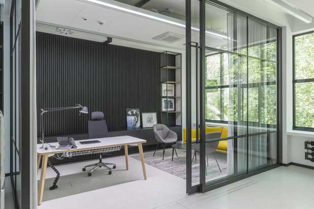 Dot.Pro chairs and Timber tables at the offices in Warsaw (Poland). Photo by Pion Poziom, courtesy of Forma 5.
