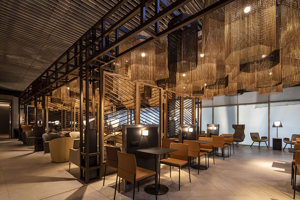 Kriskadecor aluminum curtains in the New LATAM Vip Lounge at the Santiago de Chile Airport. Photo by Grupo Arquitectos, courtesy of Kriskadecor.