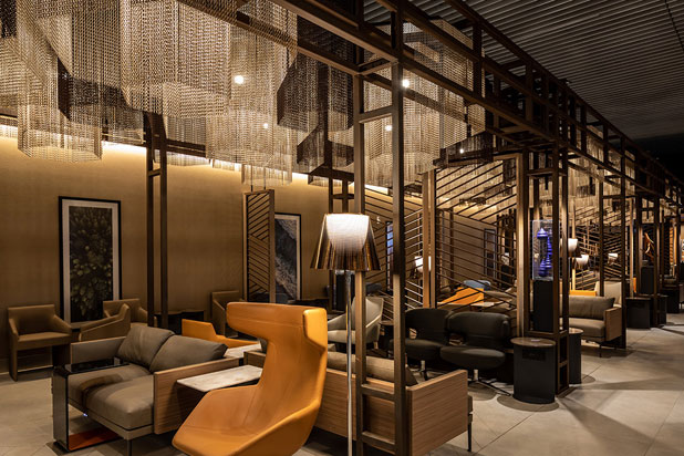 Kriskadecor aluminum curtains in the New LATAM Vip Lounge at the Santiago de Chile Airport. Photo by Grupo Arquitectos, courtesy of Kriskadecor.