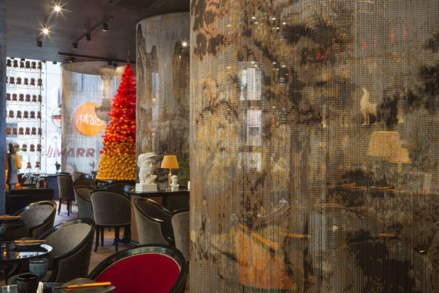 Kriskadecor chains at Mandarin. Ducks & Noodles restaurant in Moscow