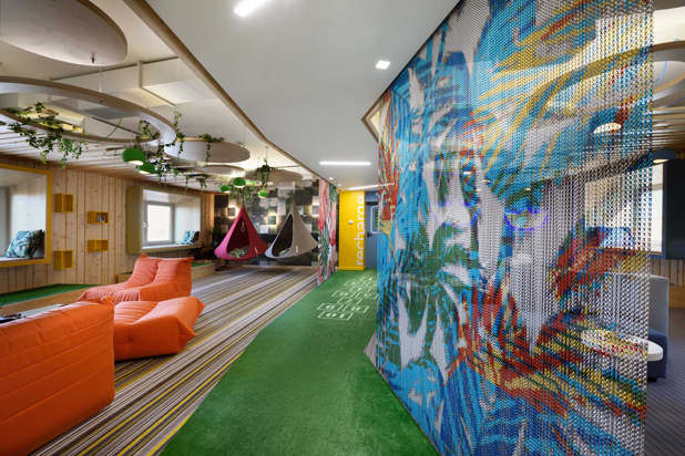 Space Divider made of Kriskadecor metal chains. Photo courtesy of Kriskadecor.