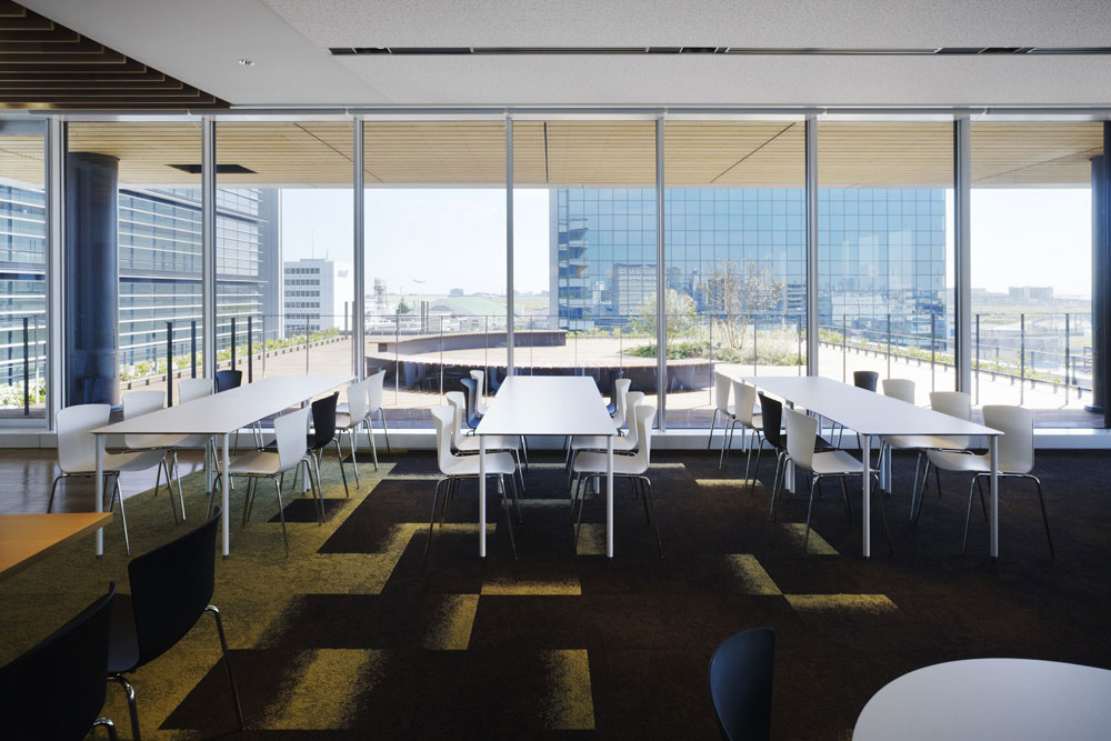 Slam chairs by Sellex at the Haneda Chronogate in Tokyo (Japan). Photo by Sellex