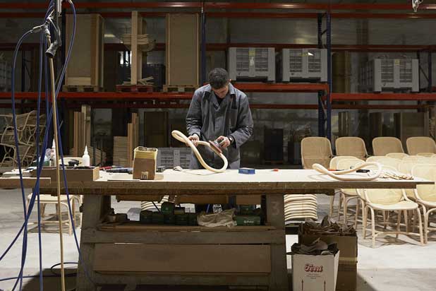 Expormim craftsman working in the workshop. Photo by Mari Luz Vidal, courtesy of Expormim.