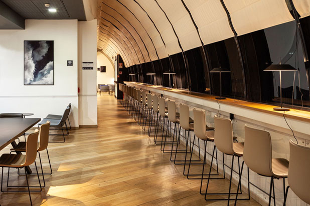 MAYFAIR table lamps at the Rome’s Fiumicino airport. Photo. Courtesy of Vibia.