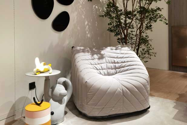 Sillón BARNABY de Perrine & Gille para Sancal y mesa MONKEY de Jaime Hayón para BD Barcelona en Guangzhou (China). Foto cortesía de Sancal.