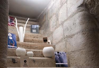 Detalle de escaleras que dan paso a la cueva del siglo XIII