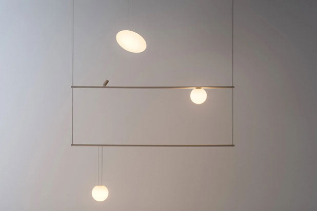 Lámpara colgante CIRCUS diseñada por Antoni Arola para Vibia. Foto cortesía de Vibia.