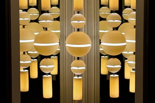 Luminaria de porcelana CASCADE diseñada por Lee Broom para Lladró. Foto cortesía de Lladró.