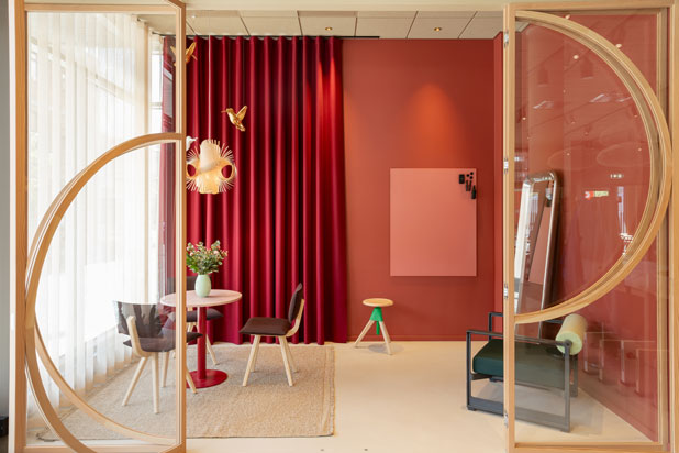 Lámparas de LZF en la renovada sala de exposición de Next Level Design en Noruega. Foto de Kjetil Gudem, cortesía de LZF. 