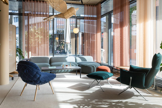Lámparas de LZF en la renovada sala de exposición de Next Level Design en Noruega. Foto de Kjetil Gudem, cortesía de LZF. 