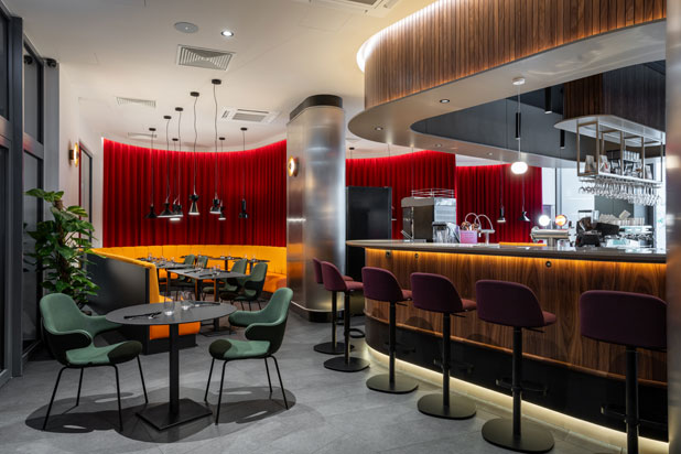 Hotel Tribe Krakow Old Town interiorismo diseñado por Stone Designs. Foto de Alberto Monteagudo, cortesía de Stone Designs.