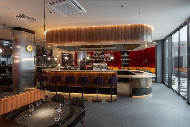 Hotel Tribe Krakow Old Town interiorismo diseñado por Stone Designs. Foto de Alberto Monteagudo, cortesía de Stone Designs.