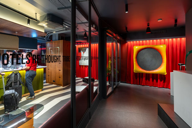 Hotel Tribe Krakow Old Town interiorismo diseñado por Stone Designs. Foto de Alberto Monteagudo, cortesía de Stone Designs.