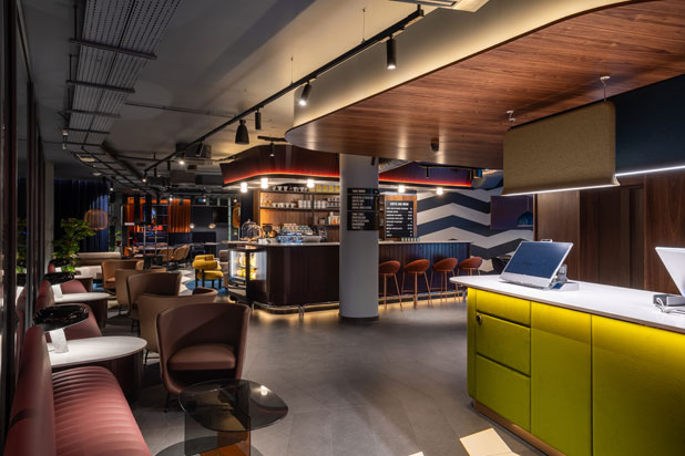 Hotel Tribe Krakow Old Town interiorismo diseñado por Stone Designs. Foto de Alberto Monteagudo, cortesía de Stone Designs.