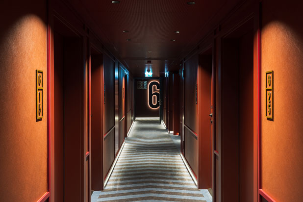 Hotel Tribe Krakow Old Town interiorismo diseñado por Stone Designs. Foto de Alberto Monteagudo, cortesía de Stone Designs.