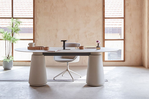 Mesa DORIK diseñada por Odos Design para Actiu. Foto cortesía de Actiu.