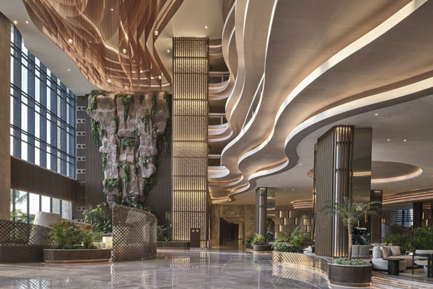 Kriskadecor’s Aluminum Chains at the Lobby of the Regnum The Crown Hotel. Photo curtesy of Kriskadecor.