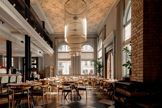 Luminarias colgantes Array de Vibia en el restaurante Claro de Londres Foto de Stevie Campbell cortesía de Vibia.