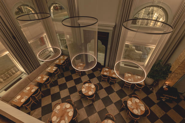 Luminarias colgantes Array de Vibia en el restaurante Claro de Londres Foto de Stevie Campbell cortesía de Vibia.