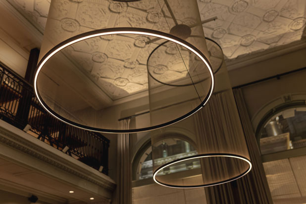 Luminarias colgantes Array de Vibia en el restaurante Claro de Londres Foto de Stevie Campbell cortesía de Vibia.