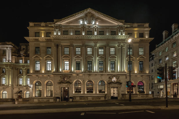 Luminarias colgantes Array de Vibia en el restaurante Claro de Londres Foto de Stevie Campbell cortesía de Vibia.